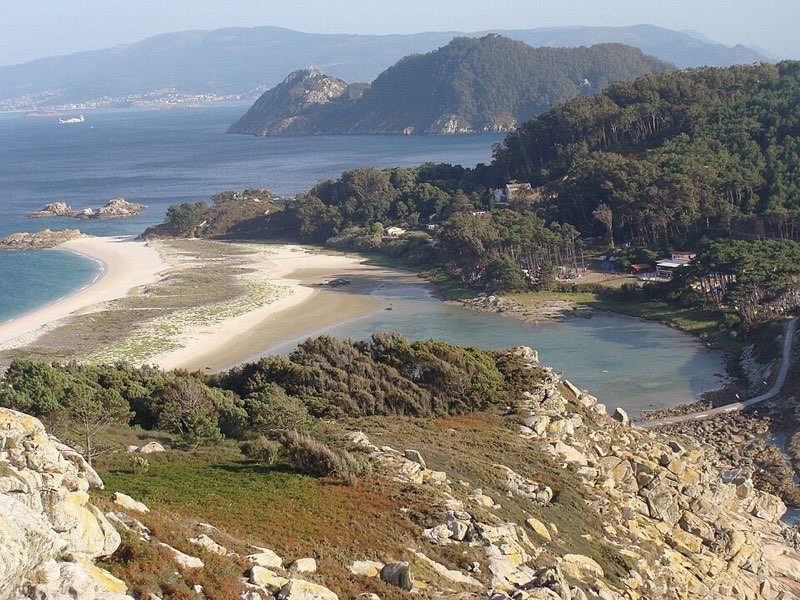 La playa de Rodas y la laguna de O Lago vistas desde lo alto de las Cíes
